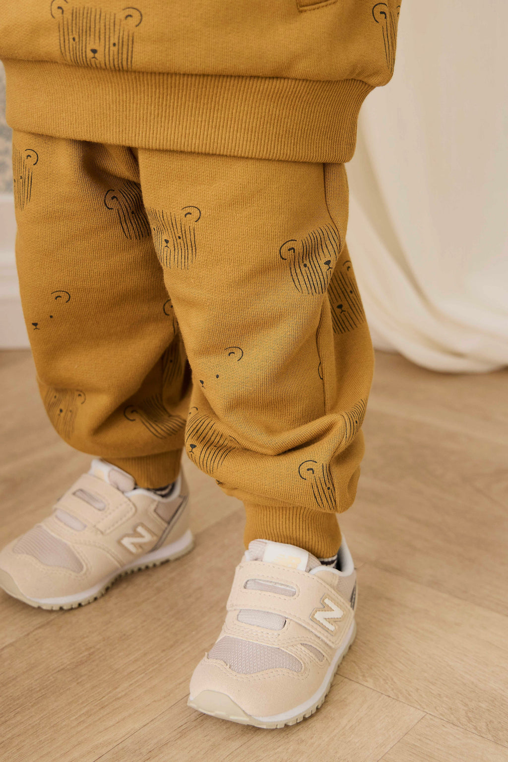 Pantalon de jogging en coton biologique – Motif visage d'ours en sarrasin